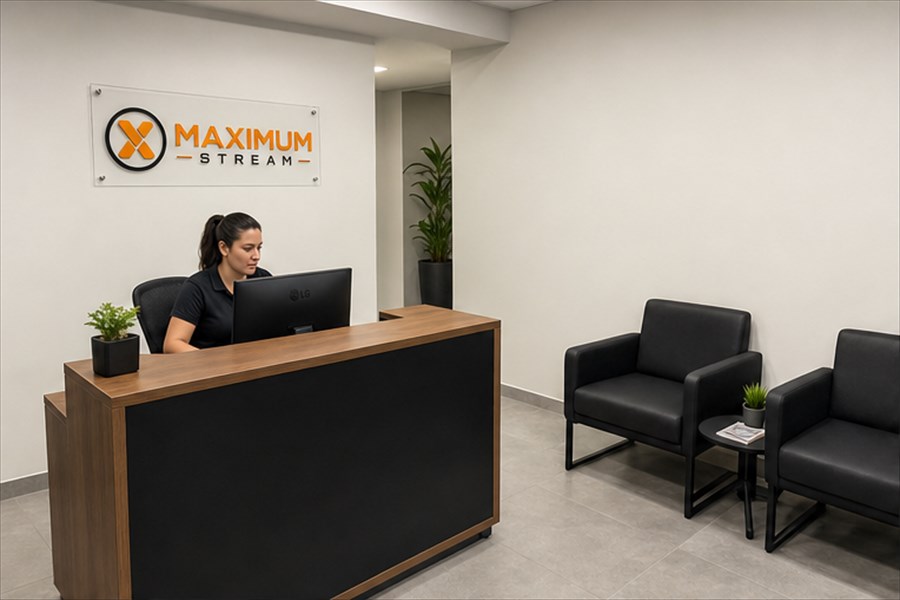 Recepção institucional da Maximum com logomarca aplicada na parede